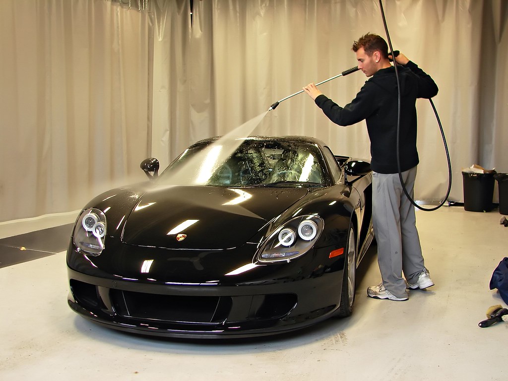 Frisch aufbereitetes Fahrzeug mit glänzendem Lack